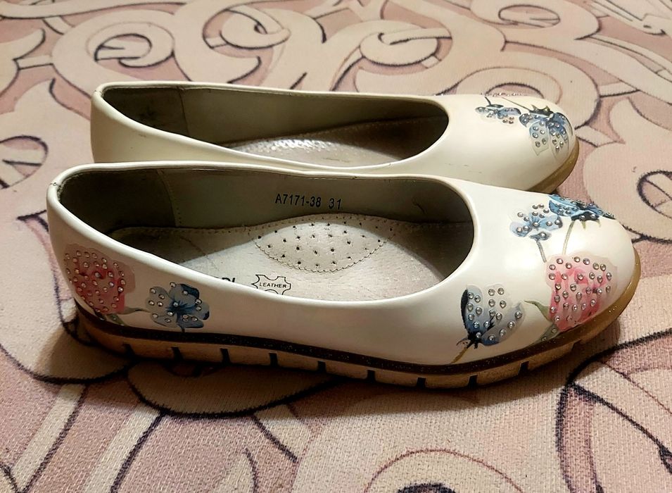 Туфли девочке белые