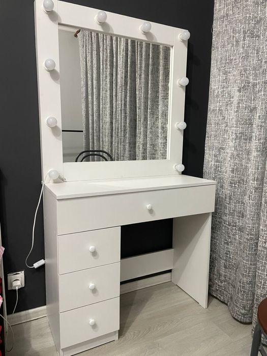 Продам косметический столик