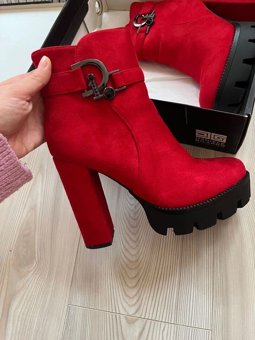 Велурени обувки на висок ток