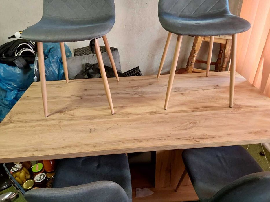 Маса с четири стола