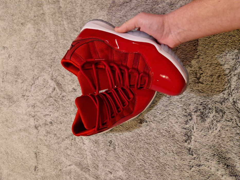 Jordan 11 rosii..