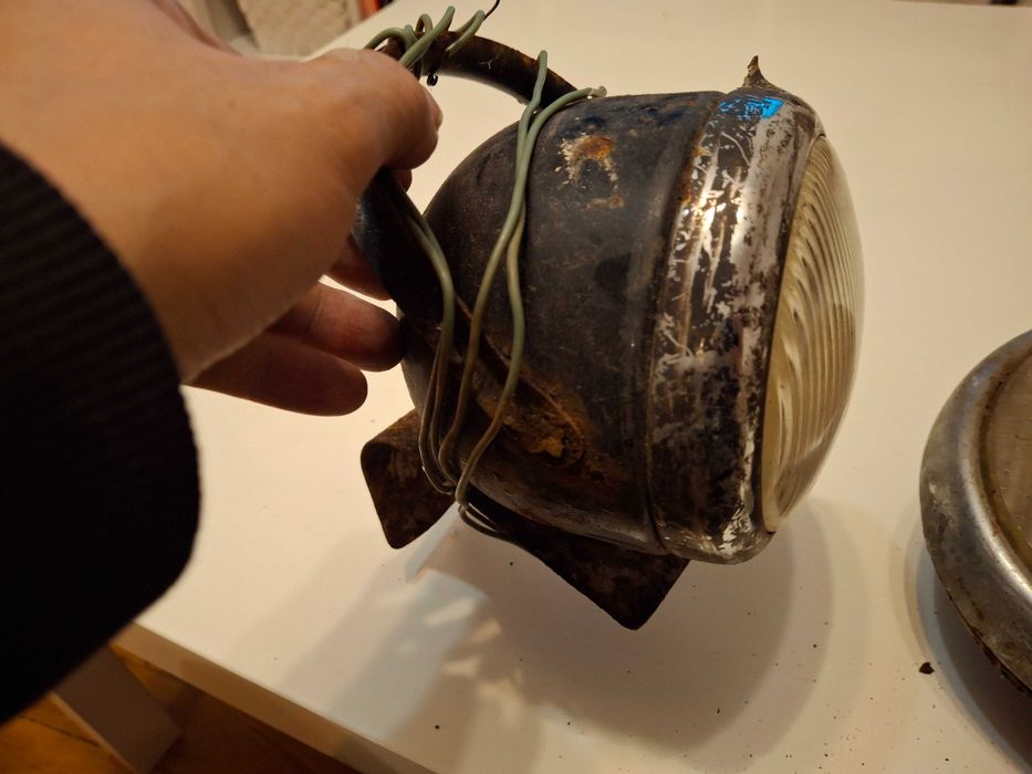 Два стари фара за ретро мотоциклет или друго превозно средство