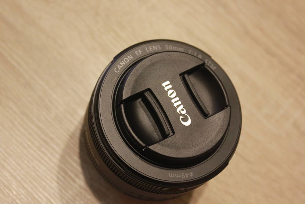 Обектив Canon EF 50mm f/1.8 STM + мини статив Kaiser