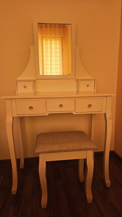 Гримьорна с табуретка