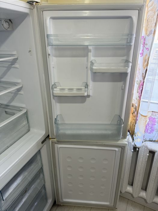 Холодильник марка Samsung