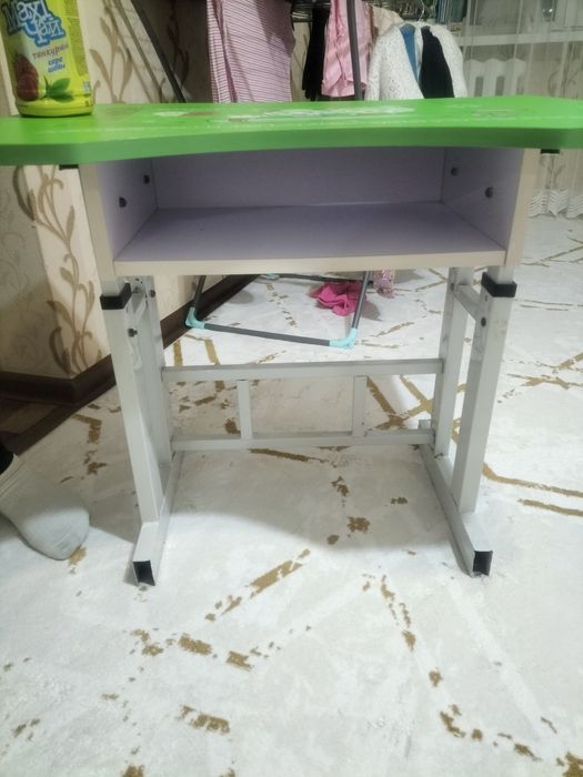 Детский парта с таблицам