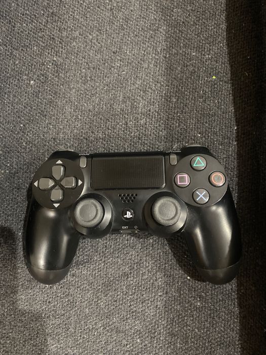 PS 4 pro  с два джойстика и стойка , която може да си ги зареждаш