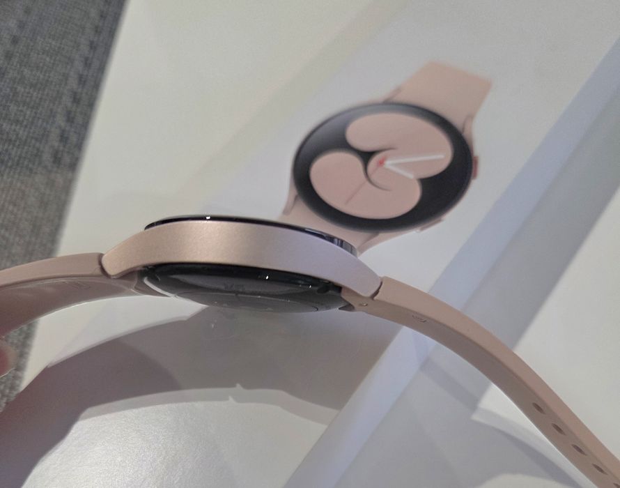 Samsung Watch 4 със зарядно, каишки и протектори