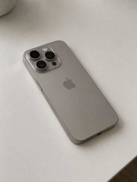 iPhone 15 Pro в фирменном цвете Natural Titanium