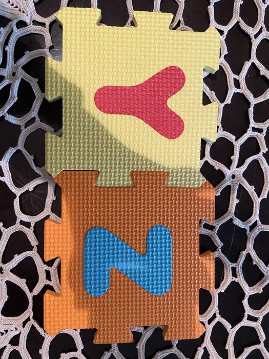 Covoras din numere si litere pentru copii