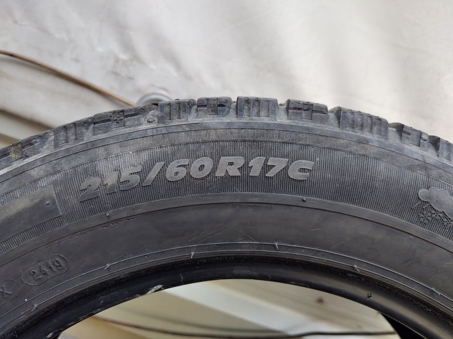 Продавам 2 зимни гуми 215/60/17 С бус Michelin
