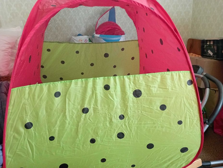 Детски палатки - кола и ягодка, и кошове за играчки