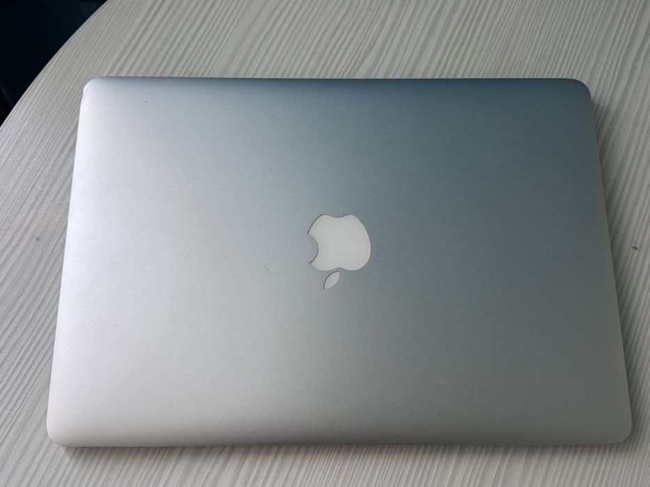 MacBook Air 13” 2013 – i5 / 4GB RAM / SSD 128GB – 75 cicluri baterie