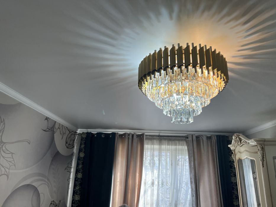 Люстра для комнаты в отличном состоянит
