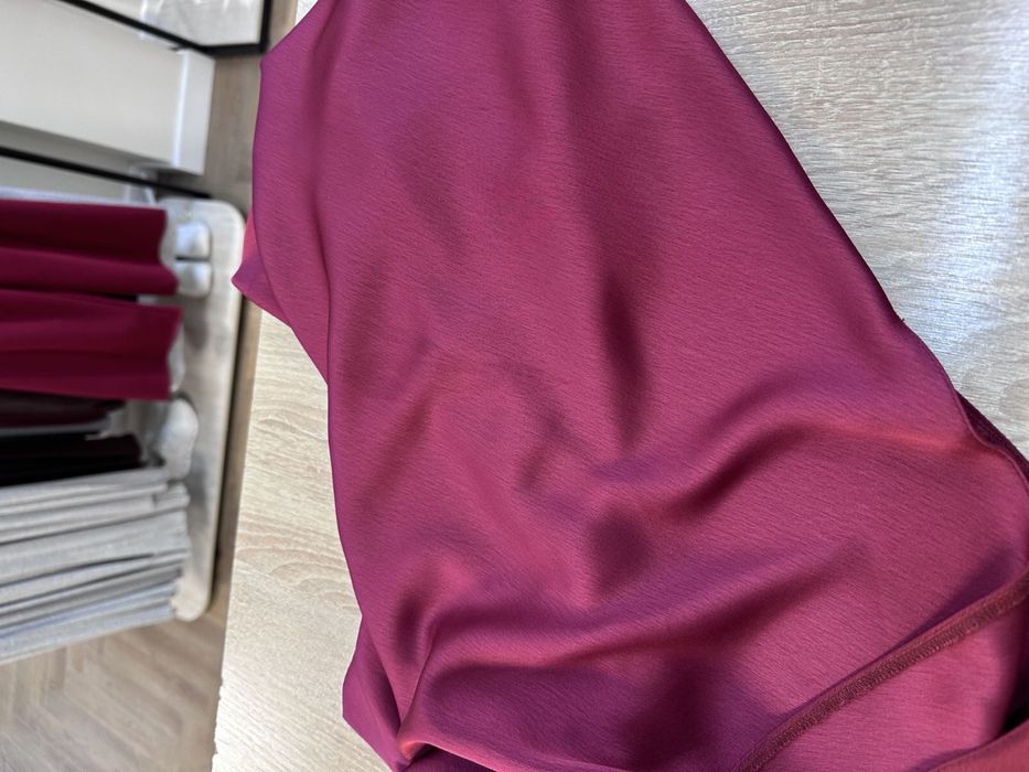 Элегантное платье в оттенке марсала