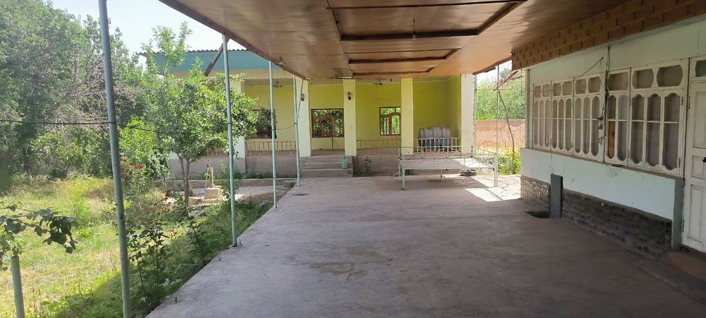 Katta hovli srochni sotiladi