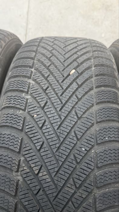 Vand 4 anvelope 235/60/18 pirelli de iarnă ca noi