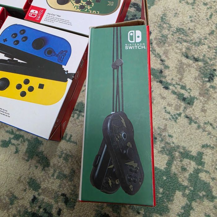 Set Controllere Nintendo Switch Joy-Con - Editia Pokemon Pikachu Gold