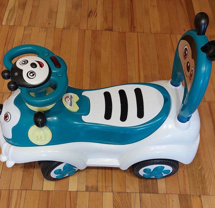 Детская красивая машина