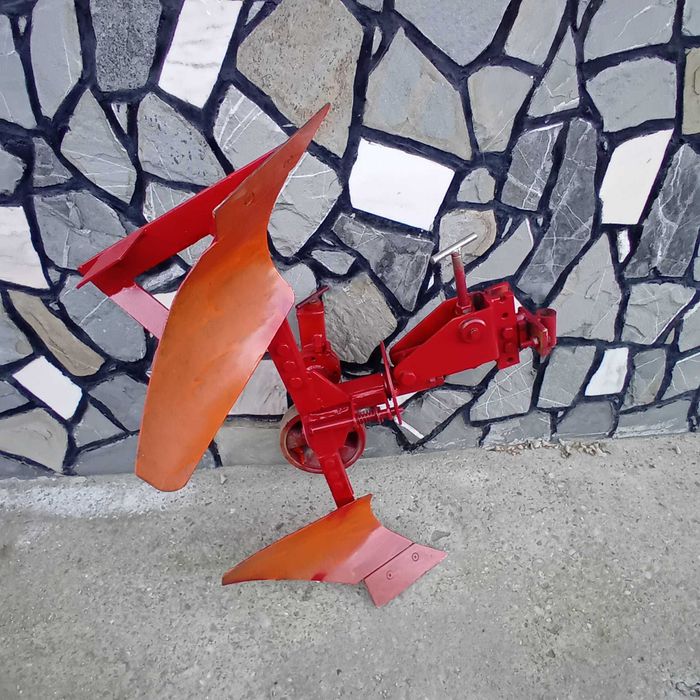 Plug reversibil pentru motocultor