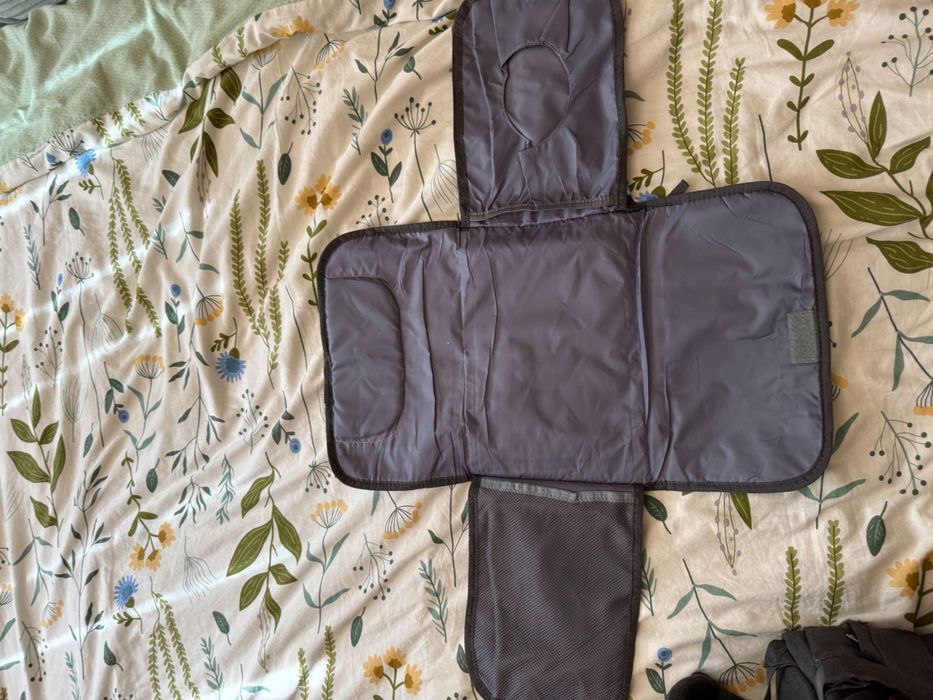 Бебешка раница Dikaslon – с подложка за преповиване и аксесоари