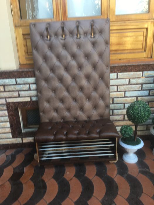 Прихожкага пуфик ва оёқ кийим қўядиган этажерка ясаб берамиз.