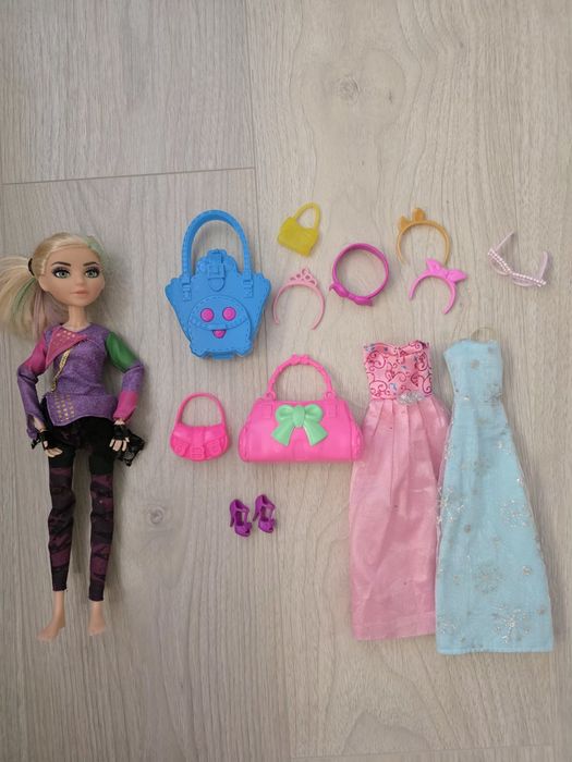 Păpușă in stare buna + accesorii