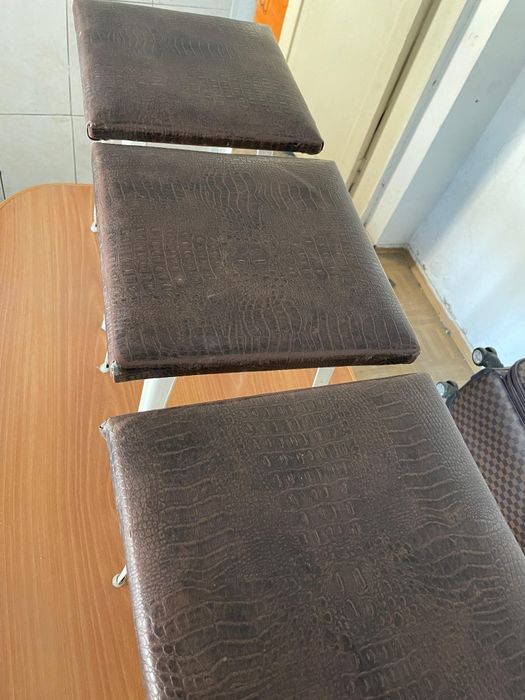 Деревянный стол со стульями