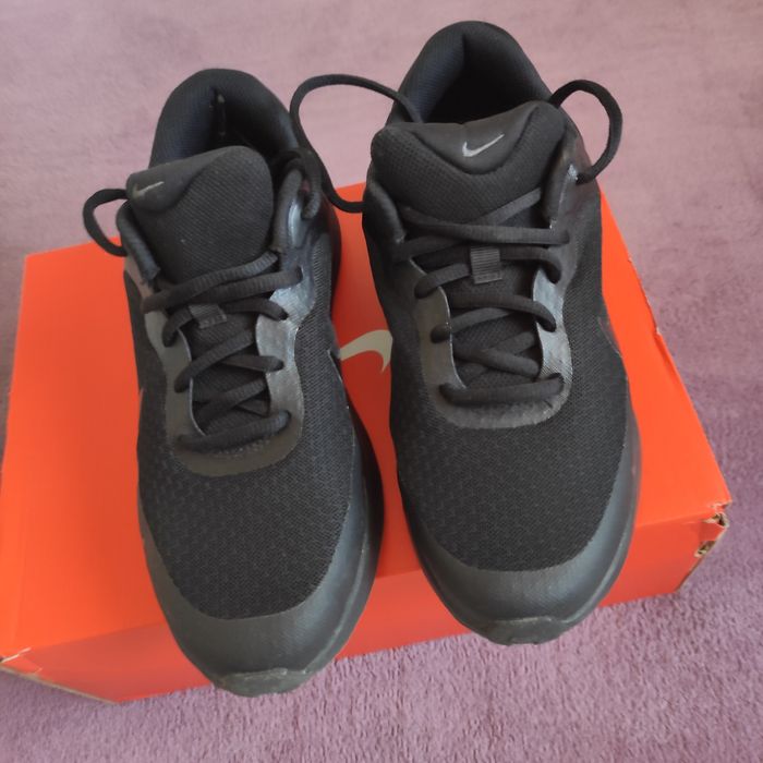 Маратонки Nike номер 37,5