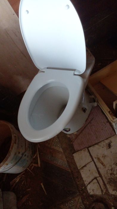 Унитаз бу без бочка с крышкой чистый 5000 тн