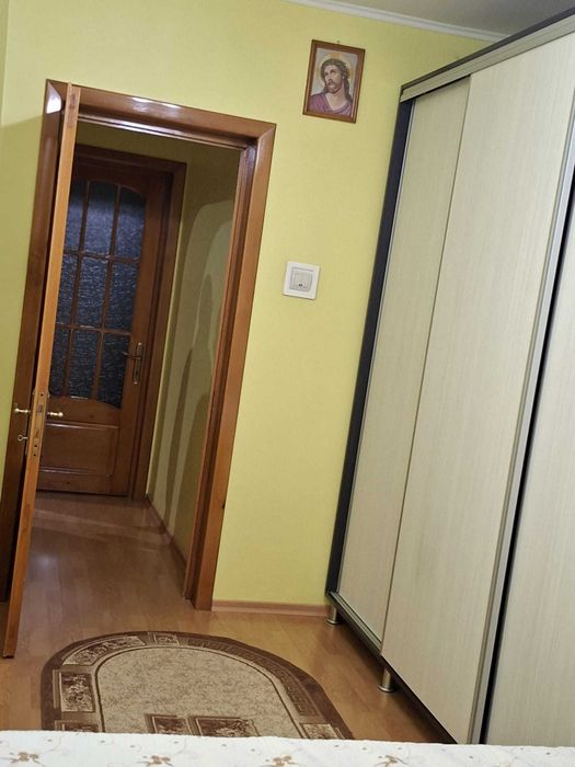 Închiriez in Focșani,zona Bahne,vis a vis de centrul educațional,apartament 3 camere,50 mp,mobilat,300 euro +o lună avans
