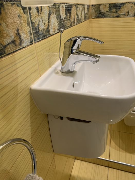 Смесител Grohe и малък умивалник Kale