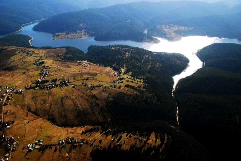 Teren Intravalian langa lac