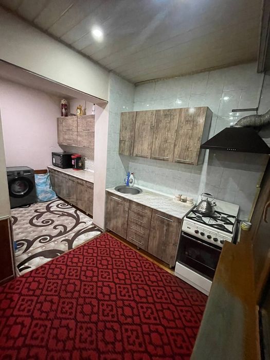 Продаётся 4х комнатная  на 2 этаже 100 м2 ориентир 6 мкр 70 остановка