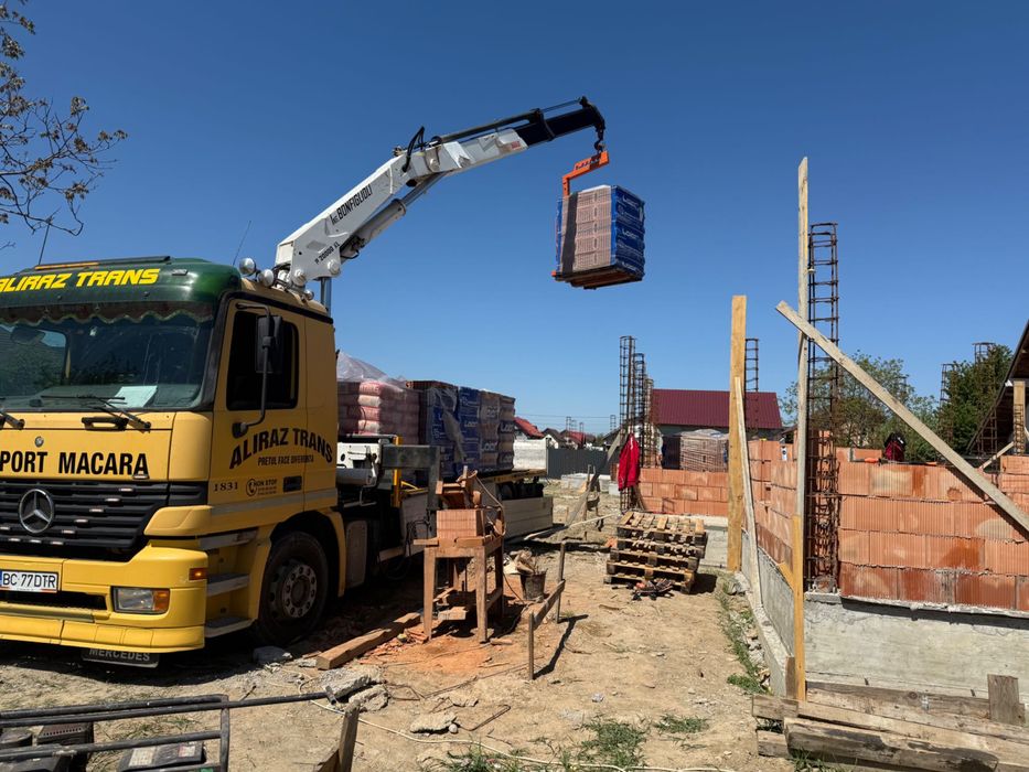Închiriez camion cu macara/ efectuez transport