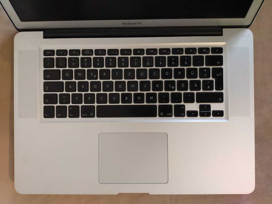 Vând ansamblu complet display (capac + ecran) pentru MacBook Pro 15 inch A1286