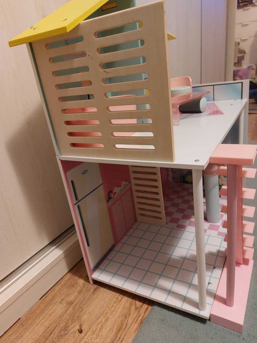 Casuta de papusi din lemn