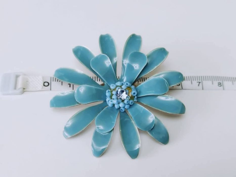 Veche brosa in forma de floare din email, placata cu argint, anii 50-6