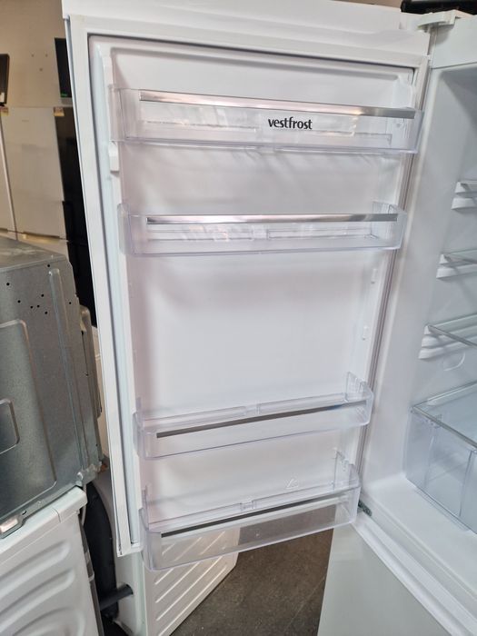 Хладилник с фризер Vestfros A++ No Frost