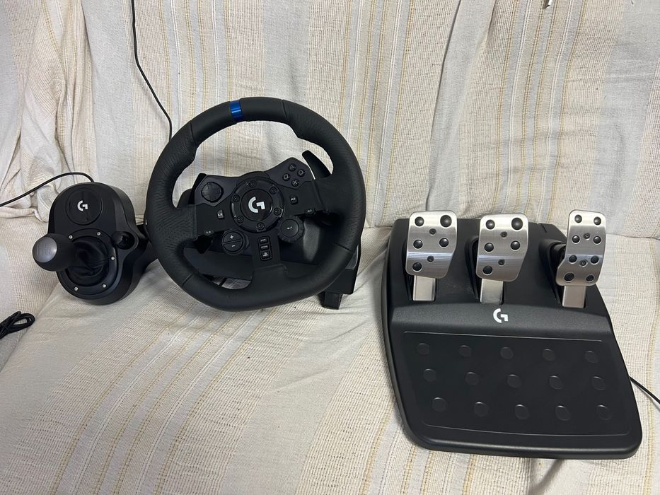 Volan Logitech g923 cu pedale și schimbător încă are garanție