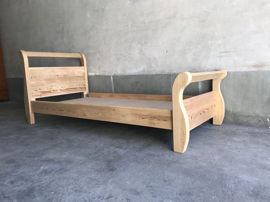 Продается односпальный кровать из дерева твердый пароди