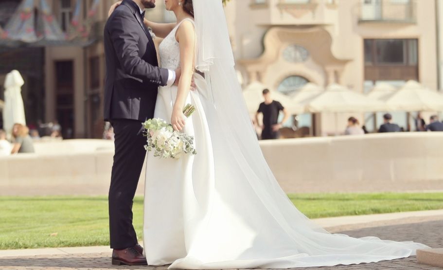 Vând rochie de mireasă  Rosa Clara, impecabilă, din tafta !