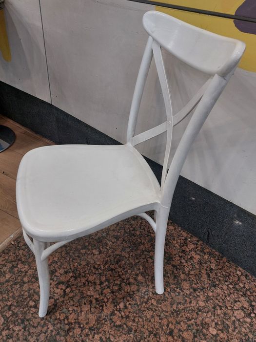 Продам стулья 8 штук,пластиковые