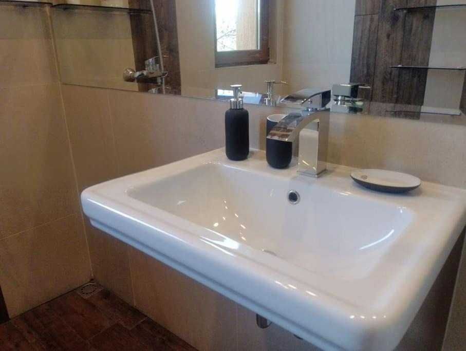 Дава се под наем Двустаен апартамент в София, Изток - 65 кв.м за 969 € - Снимка #5