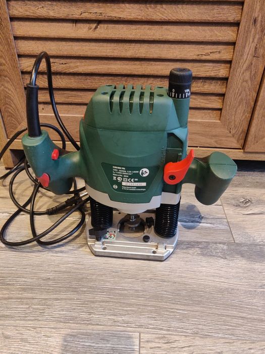 Freză verticală Bosch POF 1400 ACE – 1400W – stare excelentă