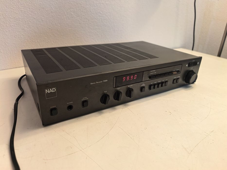 Amplificator NAD 7020i statie