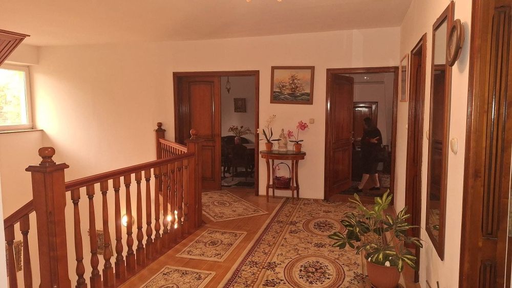 REZERVATĂ.Vind casă zonă centrală sau schimb cu casă mai mică.