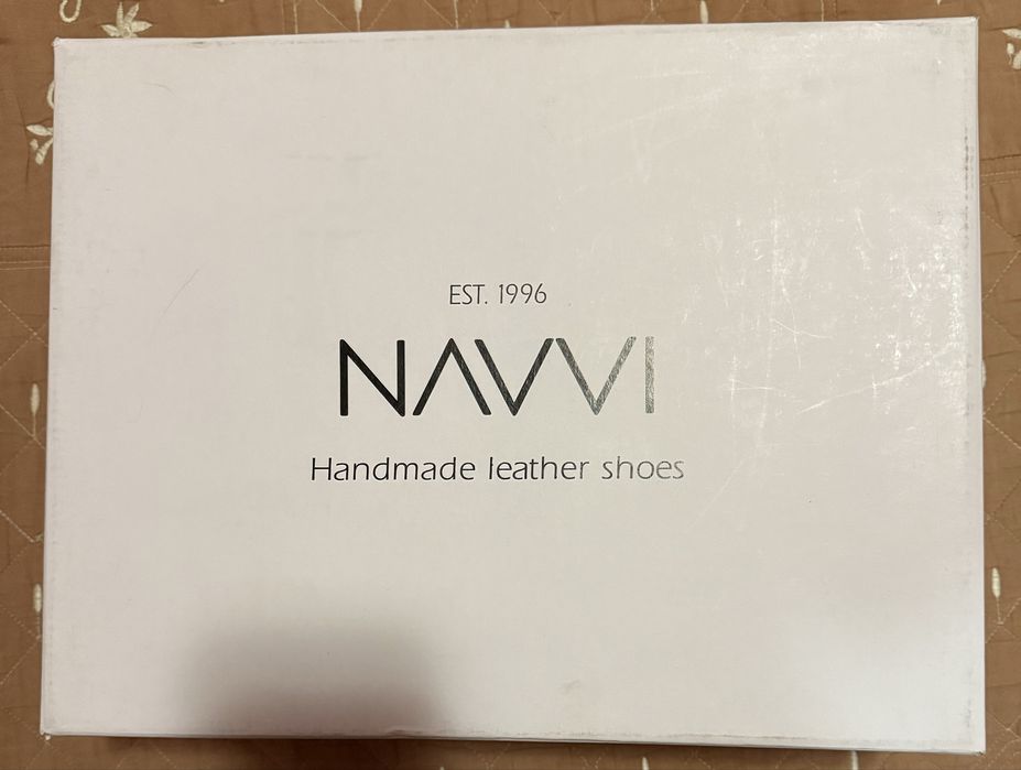 чисто нови необувани обувки navvi