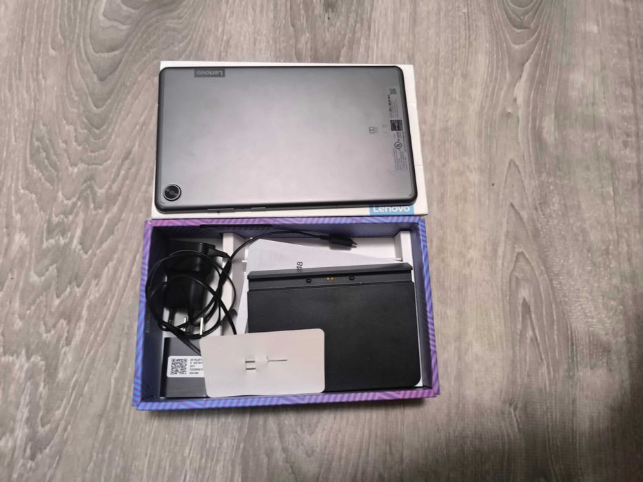 Таблет Lenovo Tab 8 + стойка за зареждане