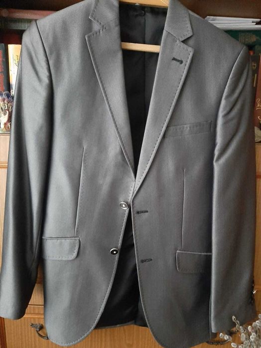 Продам шикарный мужской костюм